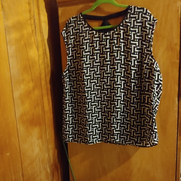 ❤Black & White Sleeveless Top - Picture 2 of 8